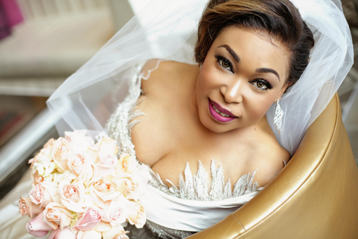 How to Pose for Bridal Photos & Wedding Portraits With Confidence