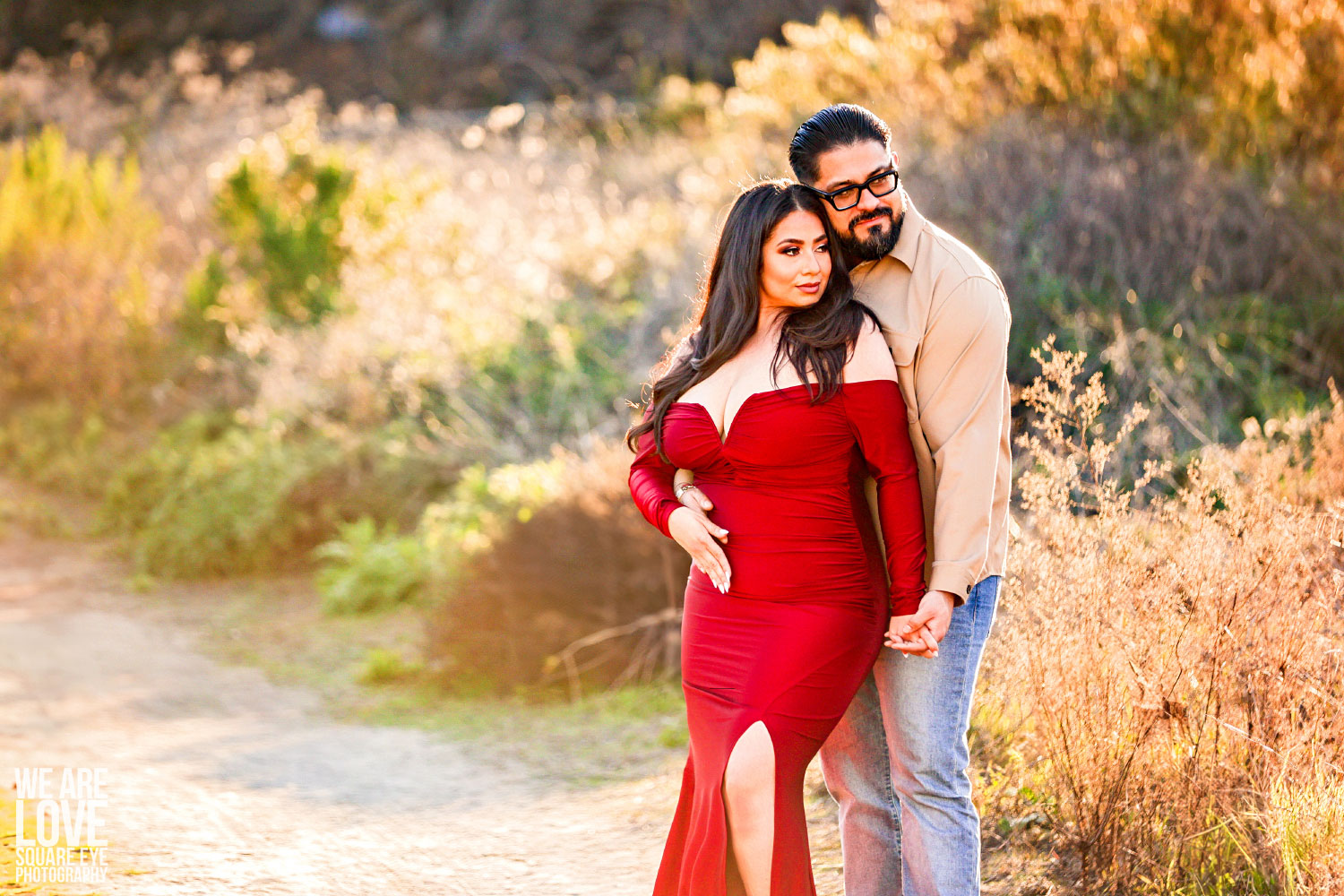 the-embrace-from-behid-to-make-the-waist-look-smaller