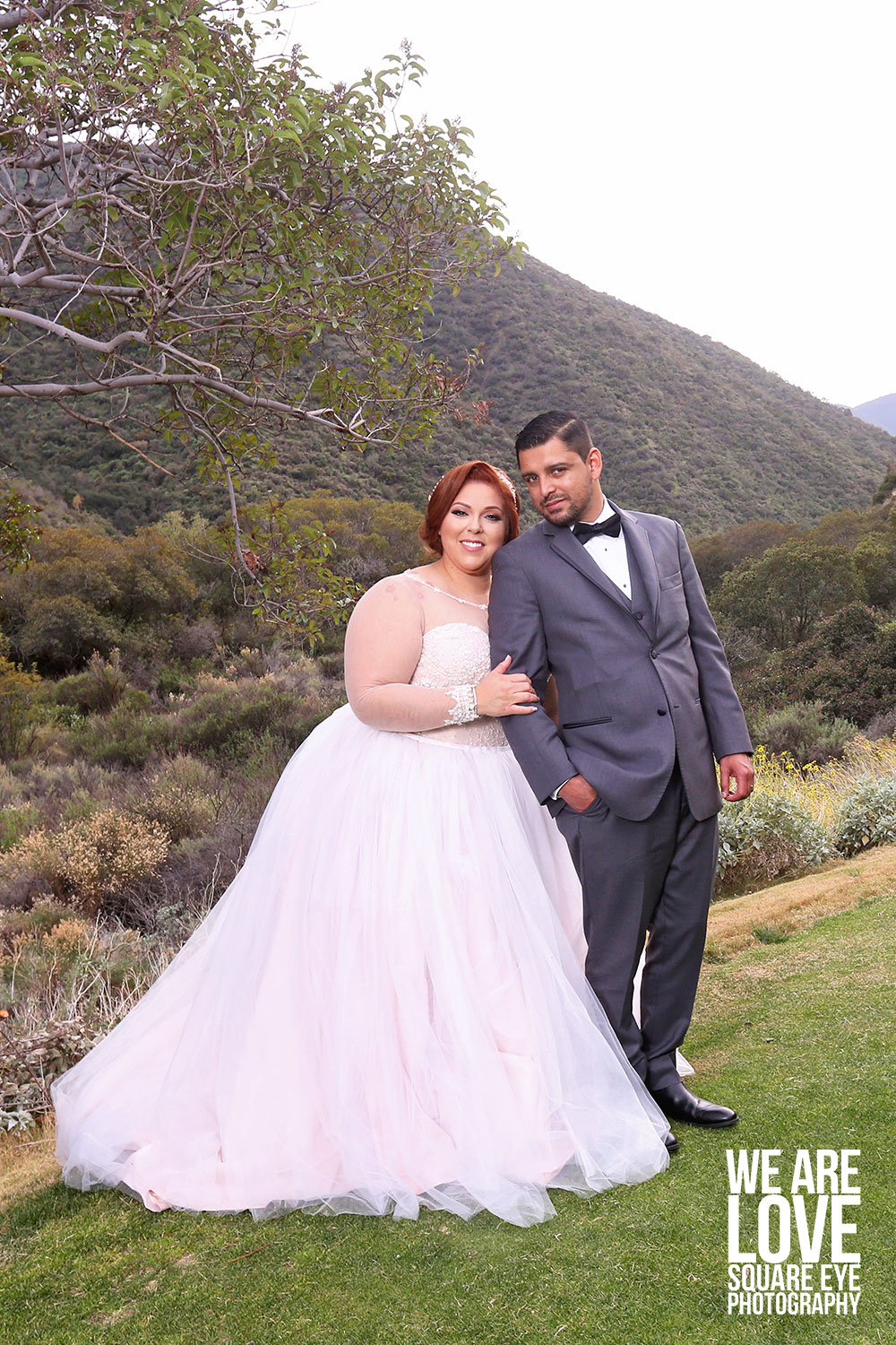 the-tuck-behind-the-groom-plus-size-posing