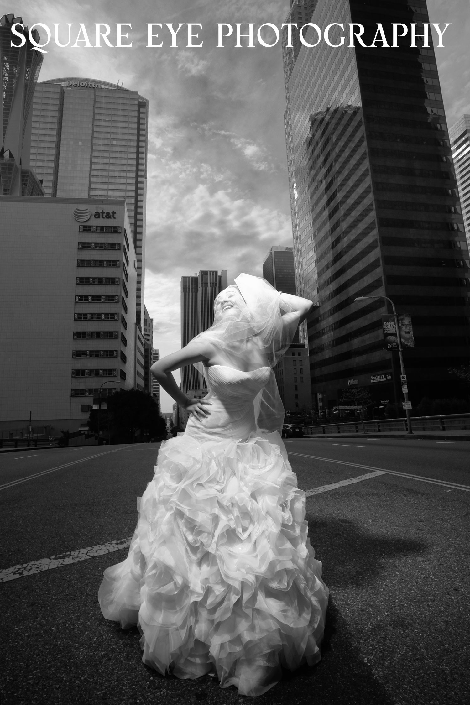 Black-and-white-photo-bride-laughing-underneath-cathedral-veil-Fashion-Fine-art Black-and-white-photo-bride-laughing-underneath-cathedral-veil-Fashion-Fine-art