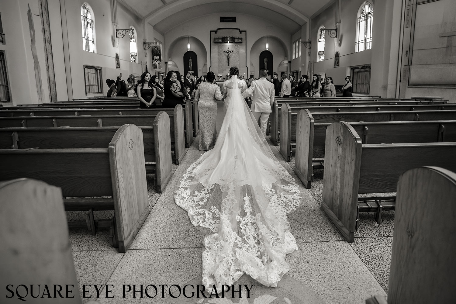 cathedral-veil-in-church-black-and-white-wedding cathedral-veil-in-church-black-and-white-wedding